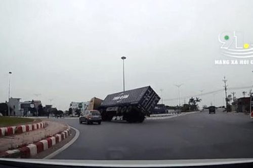Xe container lật nhào xuống đường khi vào cua vòng xuyến