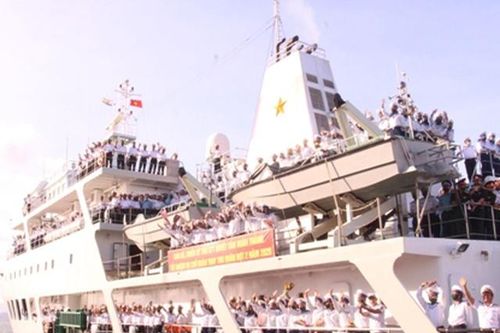 Chở Tết ra Trường Sa: 'Tàu đến đảo là Trường Sa đón Tết'