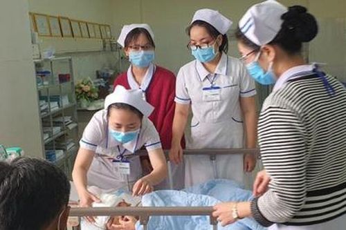 Bác sĩ bật 'báo động đỏ' cứu sống bé trai 5 tuổi bị bố chém nguy kịch