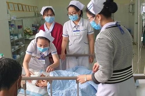 Bé trai 5 tuổi bị cha chém nguy kịch