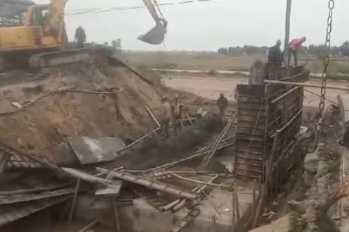 Nam Định: Cầu đang thi công bất ngờ đổ sập
