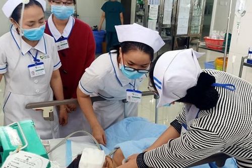 Miễn toàn bộ viện phí cho cháu bé bị bố chém nguy kịch