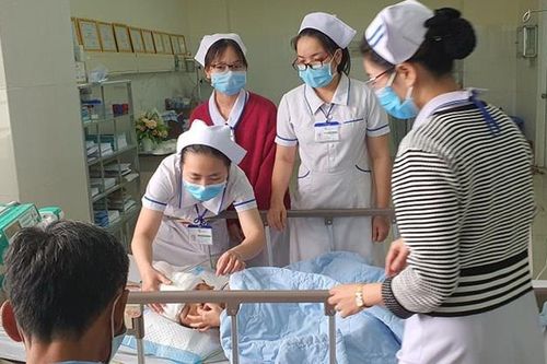 Mẹ bỏ đi nhiều tháng, bé trai 5 tuổi bị bố chém phải khâu hơn 300 mũi