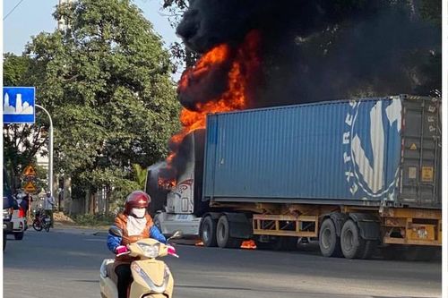 Một xe container bỗng nhiên bốc cháy trên Quốc lộ 18
