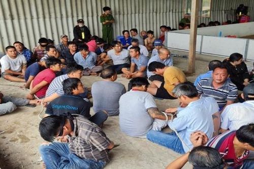 Hơn 100 cảnh sát tấn công sòng bạc tại kho gạo bỏ hoang