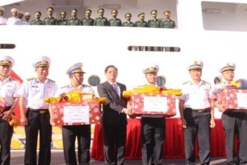 Mang quà Tết đến với quân dân đảo Trường Sa