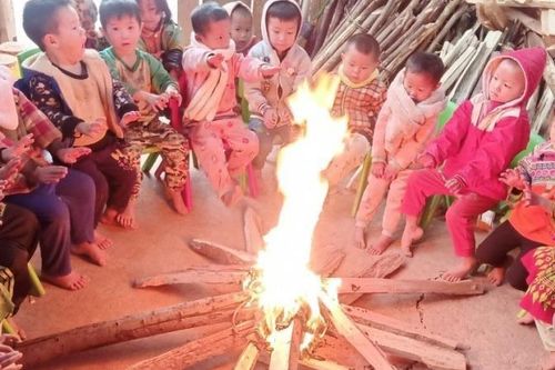 Hàng trăm ngàn học sinh nghỉ học tránh rét