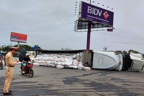 Xe tải lật ngửa giữa vòng xuyến, tài xế thoát chết trong gang tấc