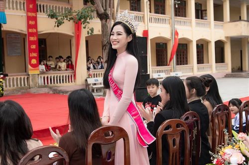 Hình ảnh đẹp của Đỗ Thị Hà và các Hoa hậu Việt Nam khi về thăm trường cũ