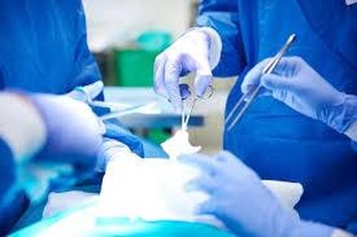 Bé trai 5 tuổi bị cha chém nát mặt, nguy kịch