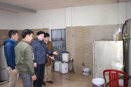 Nâng cao nhận thức cho các hộ sản xuất rượu thủ công