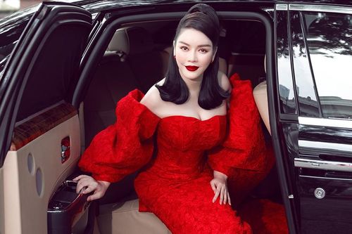 Lỹ Nhã Kỳ khoe vòng một nóng bỏng, ngồi xế hộp 40 tỷ đi xem thời trang