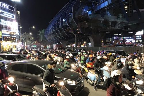 Thi công chặn đường Tam Trinh gây ùn tắc kéo dài