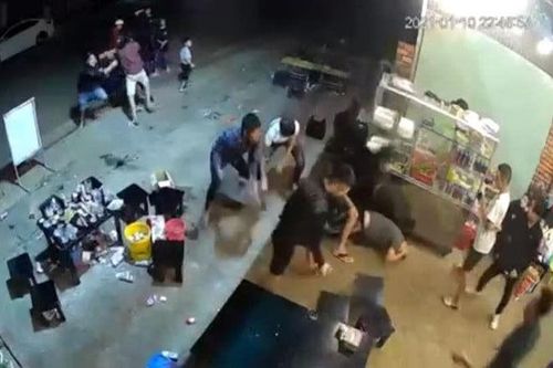 Đi mời bia, một thanh niên bị đánh bất tỉnh vì vỗ vào đầu bạn nhậu