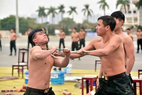 Chiến sĩ 'mình đồng da sắt' phô diễn khí công điêu luyện giữa trời 13 độ