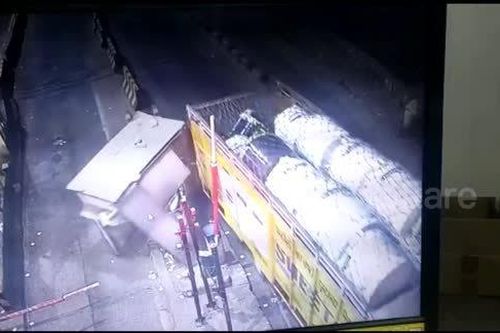 Xe tải kéo sập bốt thu phí, nam nhân viên may mắn thoát chết