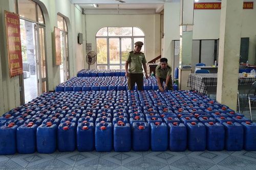 8.000 lít rượu không rõ nguồn gốc xuất xứ chuẩn bị ra chợ Tết