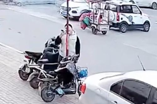 Nghịch dại, thiếu niên bị dính chặt lưỡi vào cột thép -16 độ C