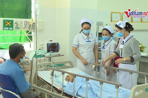 Khâu 300 mũi cứu bé trai 5 tuổi bị cha chém vào mặt