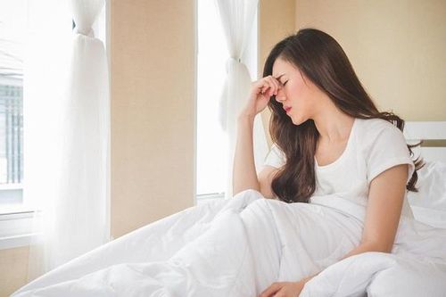 Tại sao có hiện tượng đau đầu khi thức dậy?