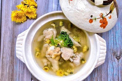 Canh gà hoa cúc bổ dưỡng, làm ấm cơ thể ngày đông