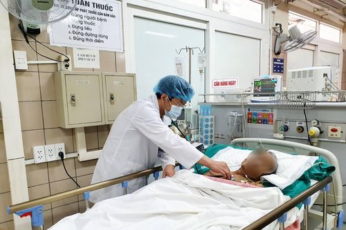 Uống nhầm tinh dầu quế, 1 người đàn ông bị ngộ độc nặng