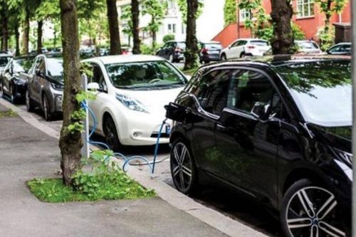 Quốc gia đầu tiên xe điện lấn át xe xăng dầu