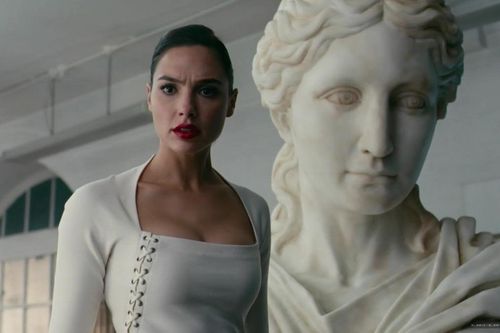 Wonder Woman từng làm những công việc gì ở thế giới loài người