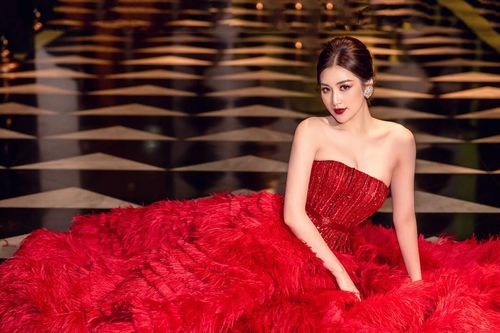 Á hậu Tú Anh đẹp mê hồn với váy dạ tiệc lộng lẫy