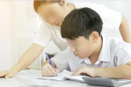 Chỉ cho con gái đáp án 4+6+1 = 11 bị chấm sai, ông bố giận dữ chất vấn cô giáo cho ra lẽ