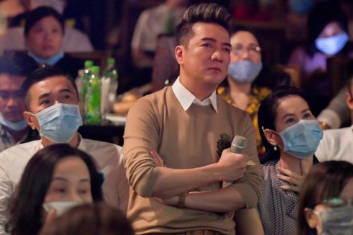 Thân Thúy Hà nghẹn ngào nước mắt trong buổi họp fan của Đàm Vĩnh Hưng