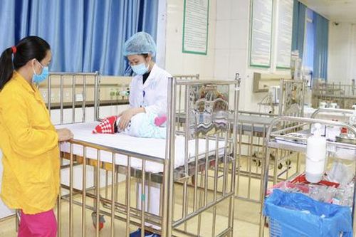 Mẹ dùng xilanh bơm nước muối rửa mũi cho con, bé 3 tháng tuổi ngừng thở, tím tái toàn thân