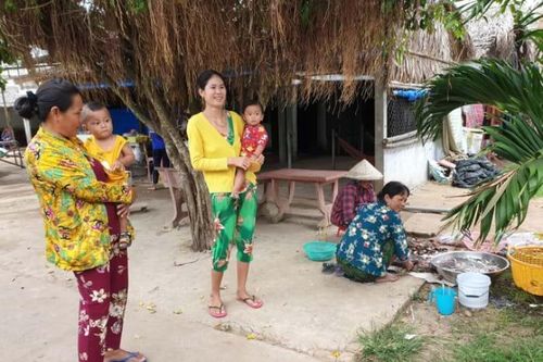 'Cơn lốc' ly hương ở miền Tây: Làng toàn người già và trẻ nhỏ