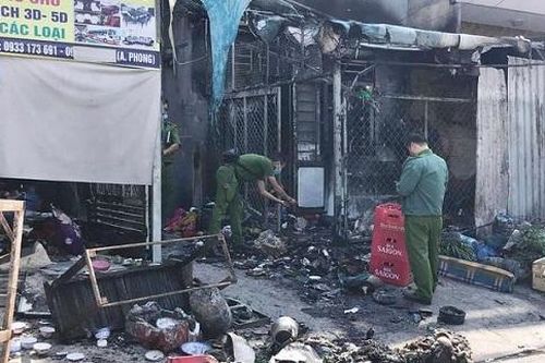 TPHCM: Cháy tiệm tạp hóa lúc rạng sáng, hai người bị bỏng nặng