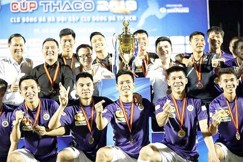 Sân cỏ nội 'mở hàng' năm mới bằng… 4 kỷ lục