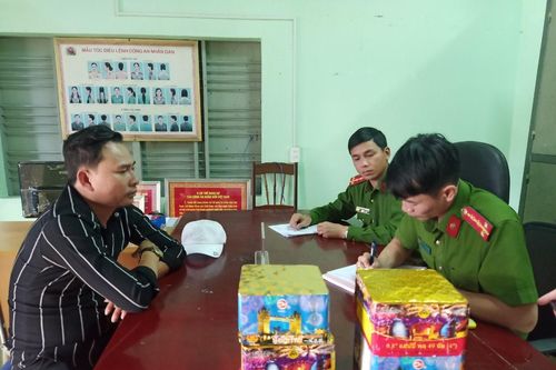 Bắt quả tang tài xế xe khách vận chuyển pháo trái phép