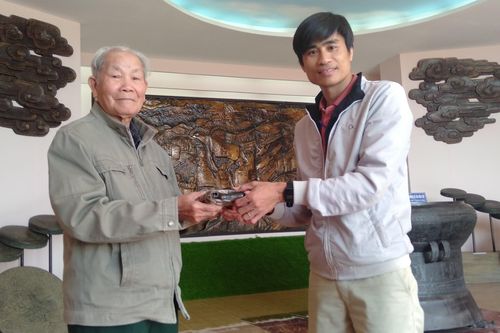 Trao kỷ vật, giữ ký ức