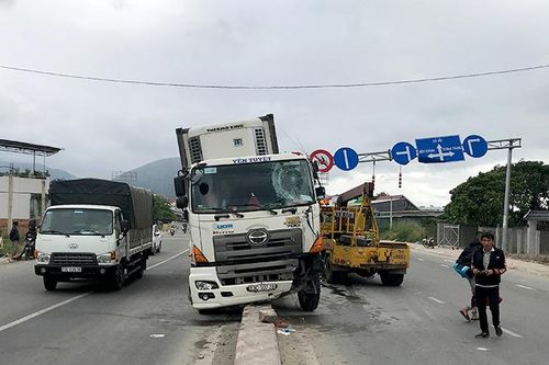 Xe container mất lái, tông sập trụ biển báo giao thông