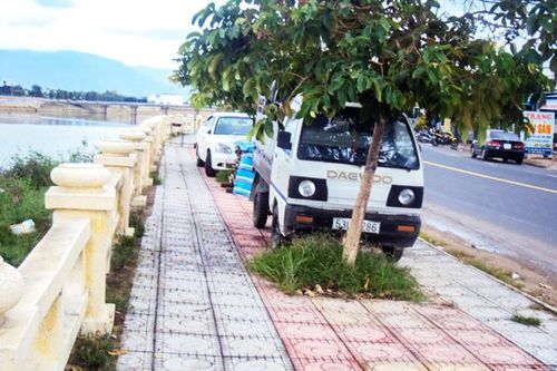 Chiếm dụng hành lang đi bộ