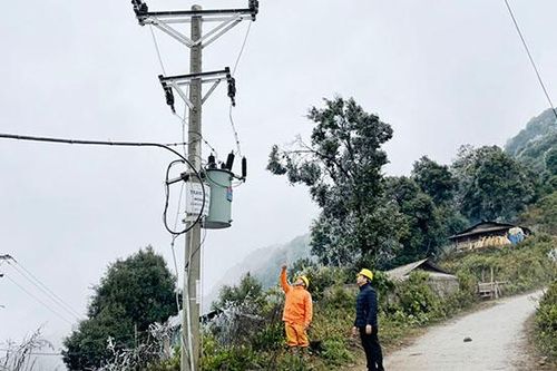Gần 1.700 khách hàng bị gián đoạn cung cấp điện do băng tuyết