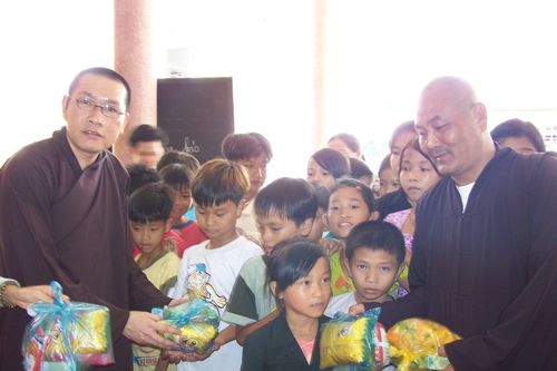 Trao học bổng cho học sinh, quà Tết đến người khiếm thị, người già neo đơn