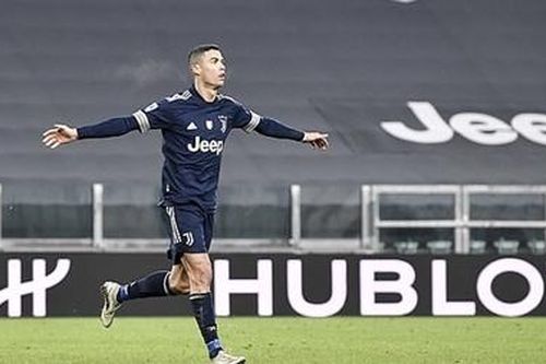 Lập công phút bù giờ, Ronaldo cân bằng kỷ lục