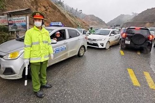 Sa Pa xuống dưới 0 độ C, du khách ùn ùn kéo lên ngắm tuyết