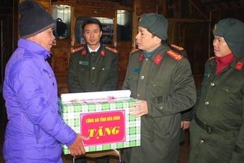 Công an tỉnh Hòa Bình thăm, chúc tết đồng bào dân tộc Mông