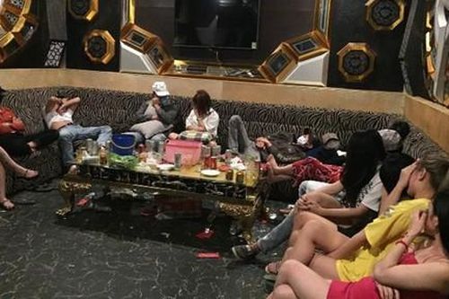 Gần 50 nam thanh nữ tú dương tính ma túy trong quán karaoke