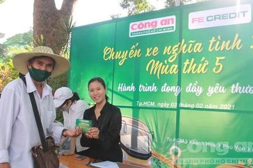 Hơn 500 vé xe Tết nghĩa tình tới tay bà con nghèo quê miền Trung