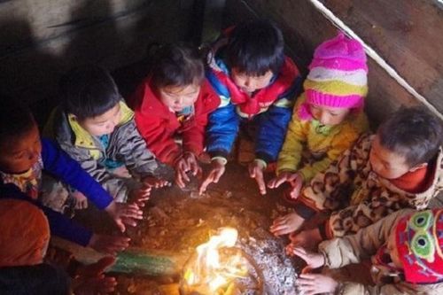 Nhiều điểm trường xuất hiện băng giá, thầy trò quây quần đốt lửa sưởi ấm