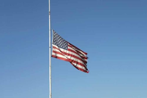 Tổng thống Trump lệnh treo cờ rủ sau vụ bạo loạn đồi Capitol