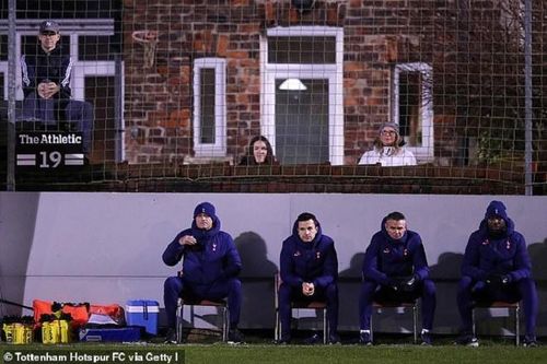 Mourinho, Tottenham giúp đội bóng nghiệp dư kiếm 9 tỷ đồng
