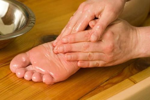 Bàn chân lạnh cóng vào mùa đông, khắc phục thế nào?